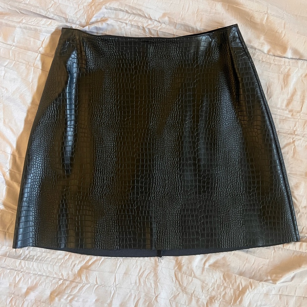 Express / Mini skirt size 2 / Faux leather / Alligator skin / Black